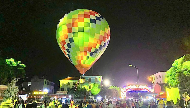 Lần đầu tiên người dân Bắc Kạn được chiêm ngưỡng và trải nghiệm khinh khí cầu.