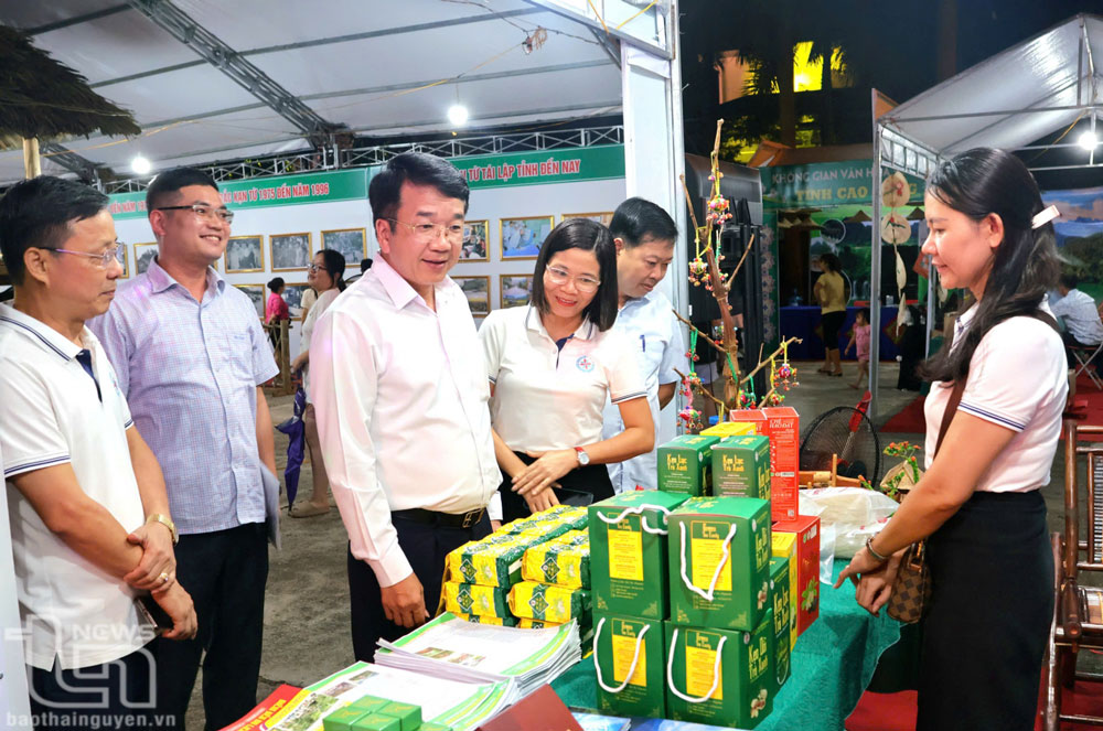 Đồng chí Nguyễn Thanh Bình, Phó Chủ tịch UBND tỉnh, Trưởng Ban Chỉ đạo phát triển du lịch tỉnh Thái Nguyên, tham quan gian hàng trưng bày, giới thiệu sản phẩm du lịch Thái Nguyên tại Chương trình.