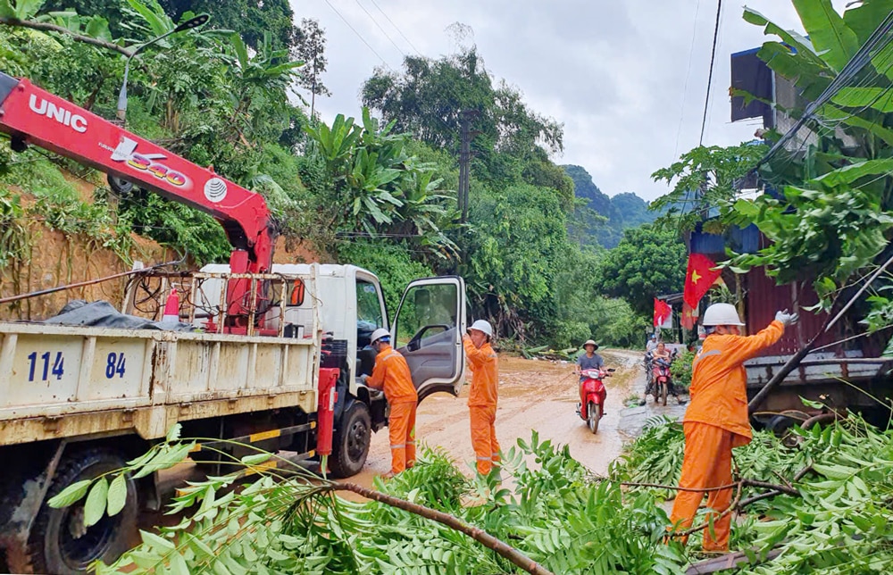 Công nhân Điện lực Định Hóa khắc phục sự cố lưới điện. 