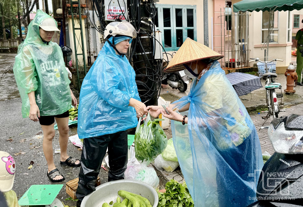 Dù rau xanh tại tăng giá nhưng không ảnh hưởng đến đời sống của người dân.