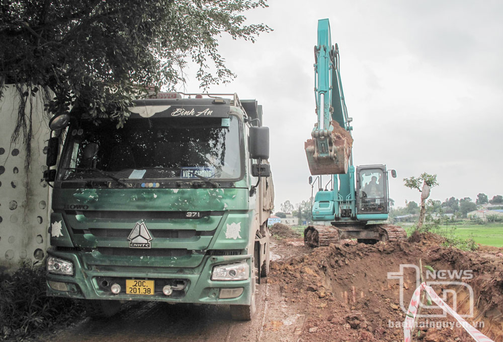 Tuyến đường nối ĐT.261 với ĐT.266 đang được nhà thầu đẩy nhanh tiến độ thi công.