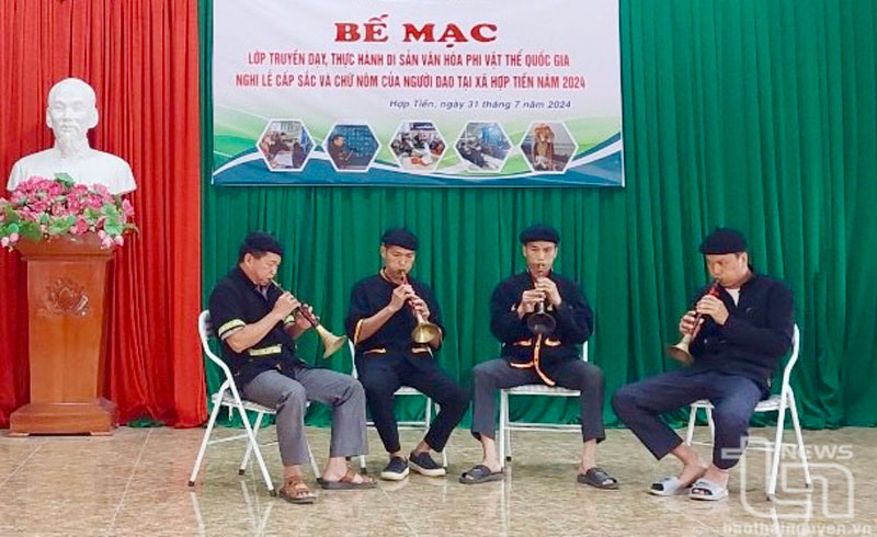 Học viên biểu diễn tiết mục thổi sáo tại Lễ bế mạc lớp truyền dạy về thực hành nghi lễ Cấp sắc, chữ Nôm của người Dao tại Hợp Tiến (Đồng Hỷ).