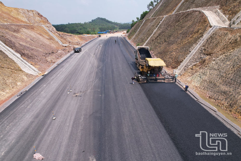 Một số đoạn của Tuyến đường liên kết, kết nối các tỉnh Thái Nguyên - Bắc Giang - Vĩnh Phúc đang được thảm bê tông nhựa mặt đường.