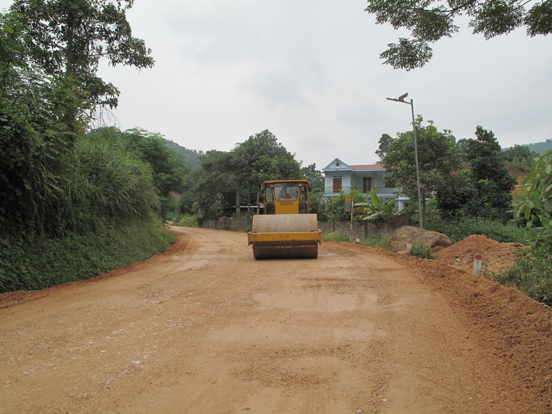 Cùng với xây dựng mới đường giao thông, Sở GTVT quan tâm bảo dưỡng thường xuyên các tuyến đường do tỉnh quản lý.