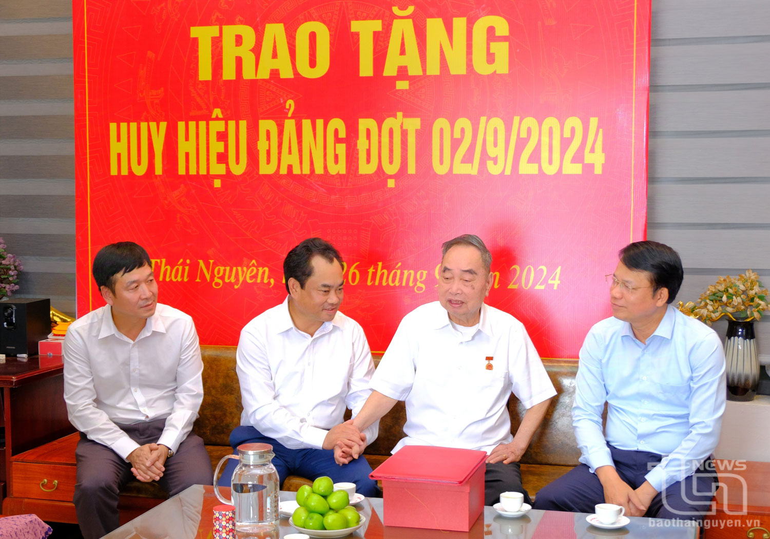 Đồng chí Bí thư Tỉnh ủy Trịnh Việt Hùng chúc mừng và bày tỏ sự trân trọng trước những công lao, đóng góp của đồng chí Nguyễn Ngô Hai.