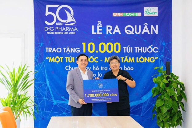 Hành trình ‘Một túi thuốc - một tấm lòng’ trao 10.000 túi thuốc sau bão lũ - Ảnh 2.