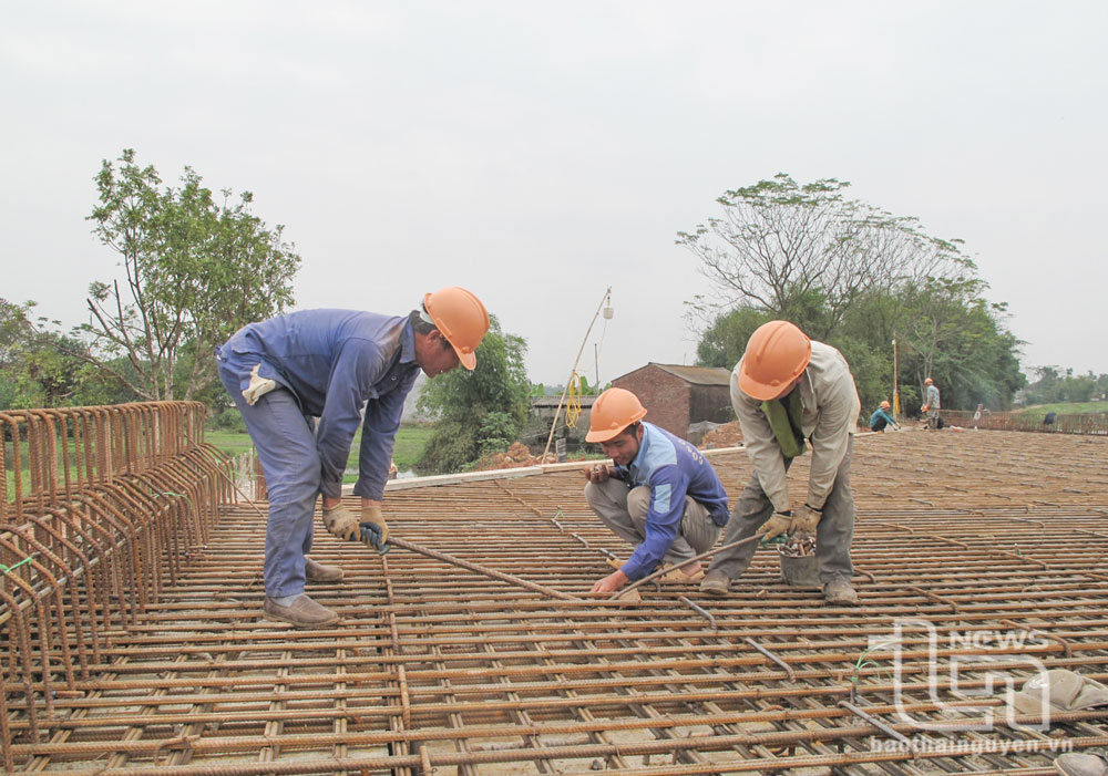 Thi công cầu Kênh Chính trên đường Vành đai V vùng Thủ đô Hà Nội đoạn qua khu vực tỉnh Thái Nguyên (đoạn từ huyện Phú Bình nối với tỉnh Bắc Giang).