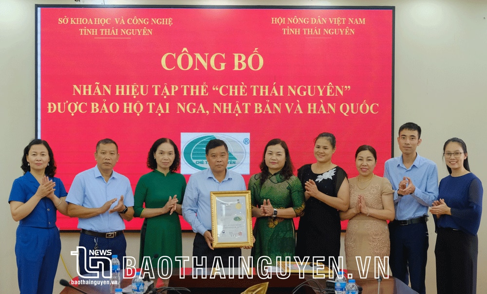 Lãnh đạo Sở Khoa học và Công nghệ trao Văn bằng bảo hộ nhãn hiệu tập thể “Chè Thái Nguyên” cho Hội Nông dân tỉnh. Ảnh: T.L