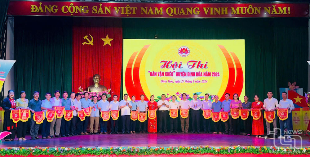 Đồng chí Phạm Thái Hanh, Ủy viên Ban Thường vụ, Trưởng Ban Dân vận Tỉnh ủy trao cờ lưu niệm cho các đội tham dự Hội thi “Dân vận khéo” huyện Định Hóa (tháng 8-2024).