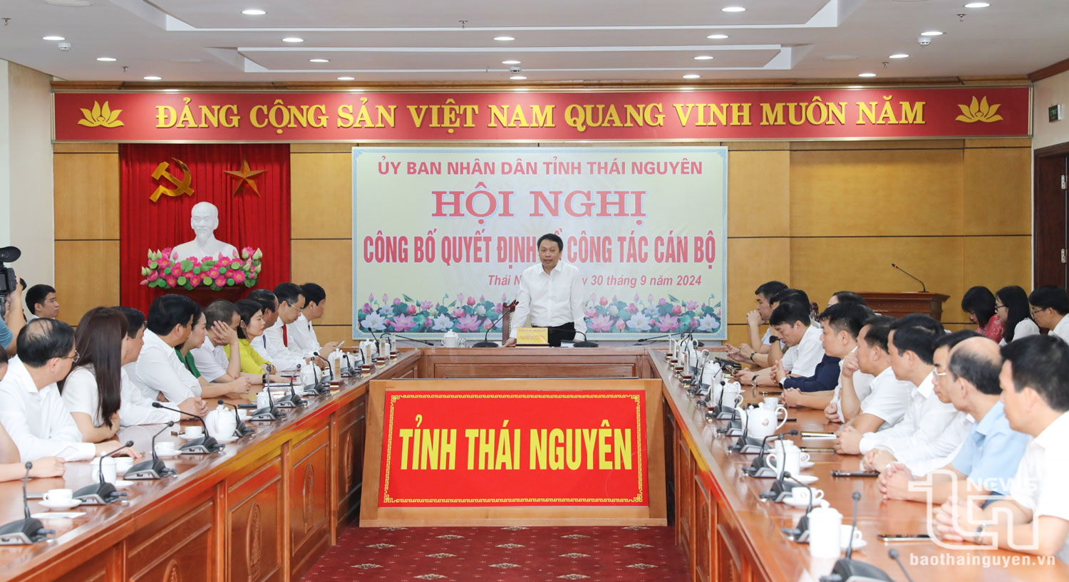 Đồng chí Nguyễn Huy Dũng, Phó Bí thư Tỉnh ủy, Chủ tịch UBND tỉnh, chủ trì Hội nghị công bố các quyết định của Chủ tịch UBND tỉnh về công tác cán bộ.