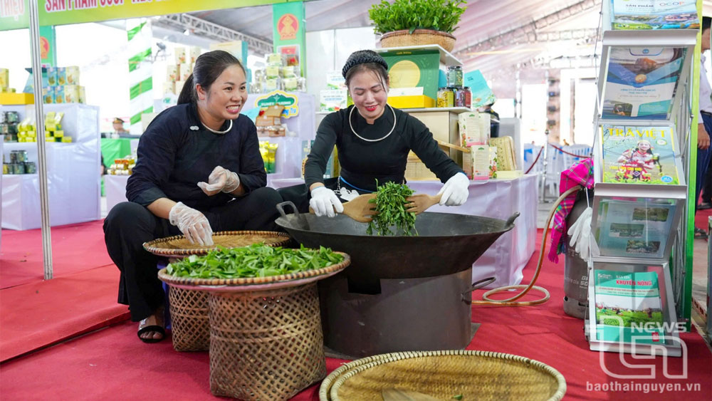 Đoàn Thái Nguyên trình diễn chế biến chè theo phong cách truyền thống tại Diễn đàn kết nối sản phẩm OCOP vùng đồng bằng sông Cửu Long.