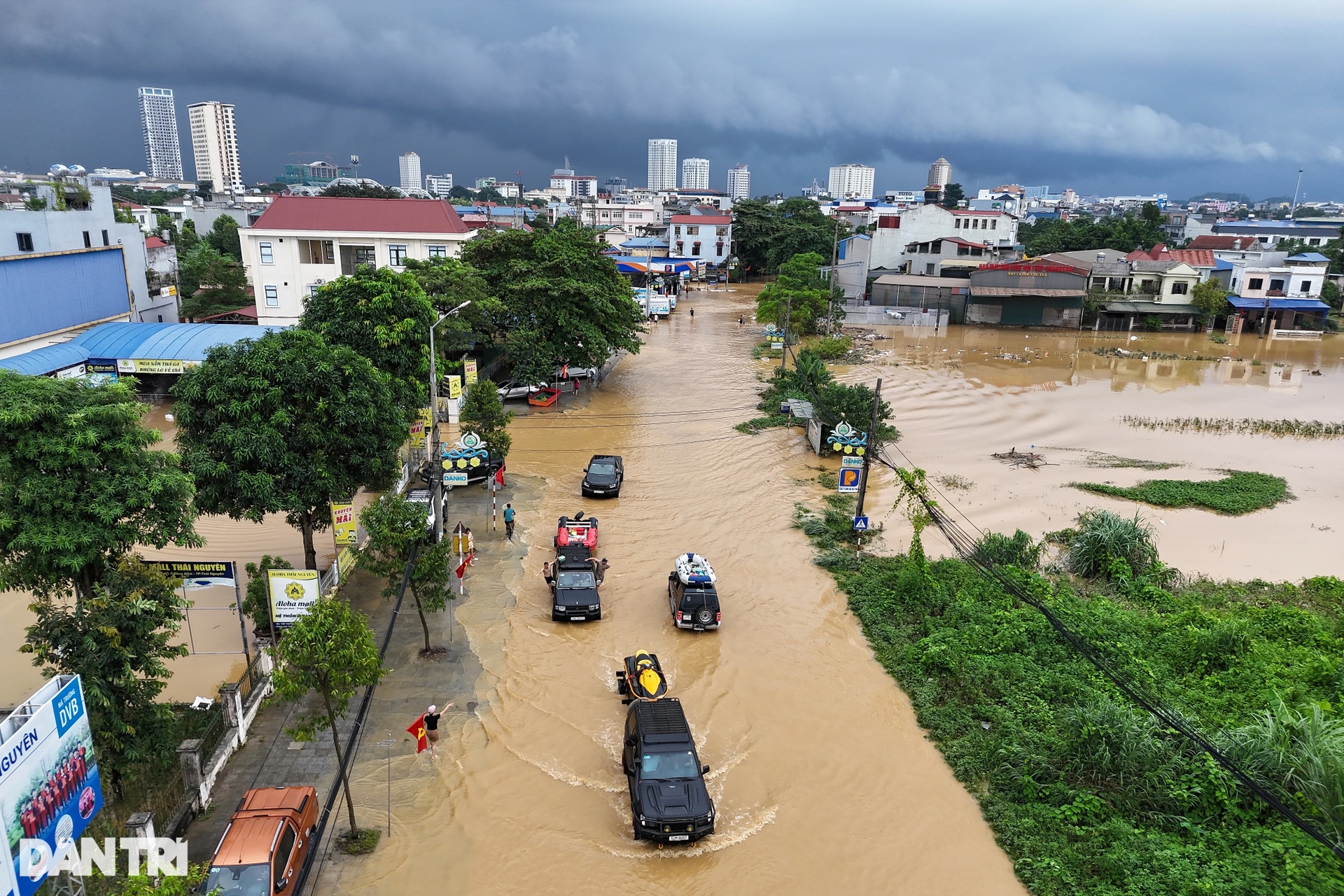 Xuyên đêm tiếp tế lương thực cho người dân vùng lũ Thái Nguyên - 14