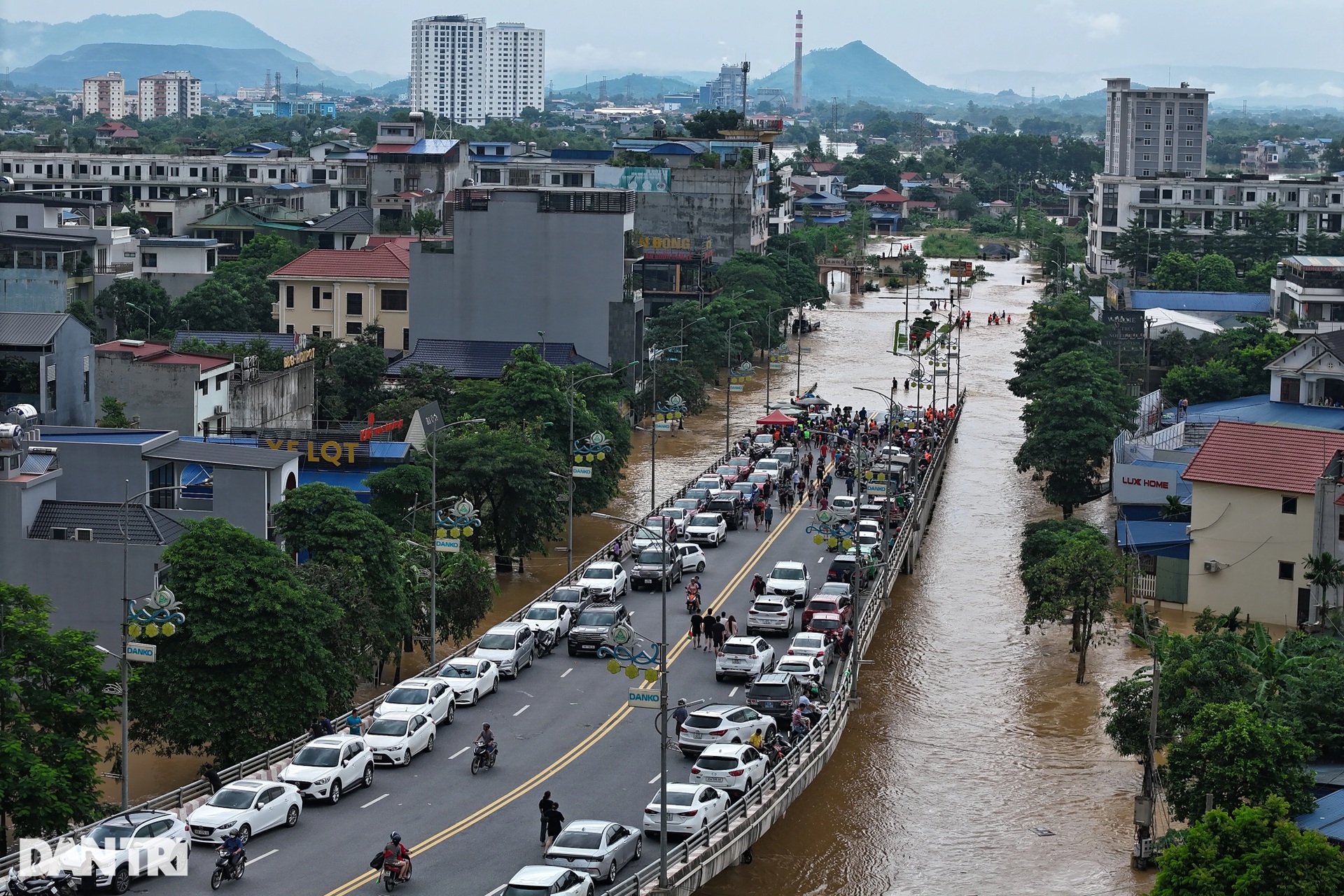 Xuyên đêm tiếp tế lương thực cho người dân vùng lũ Thái Nguyên - 13