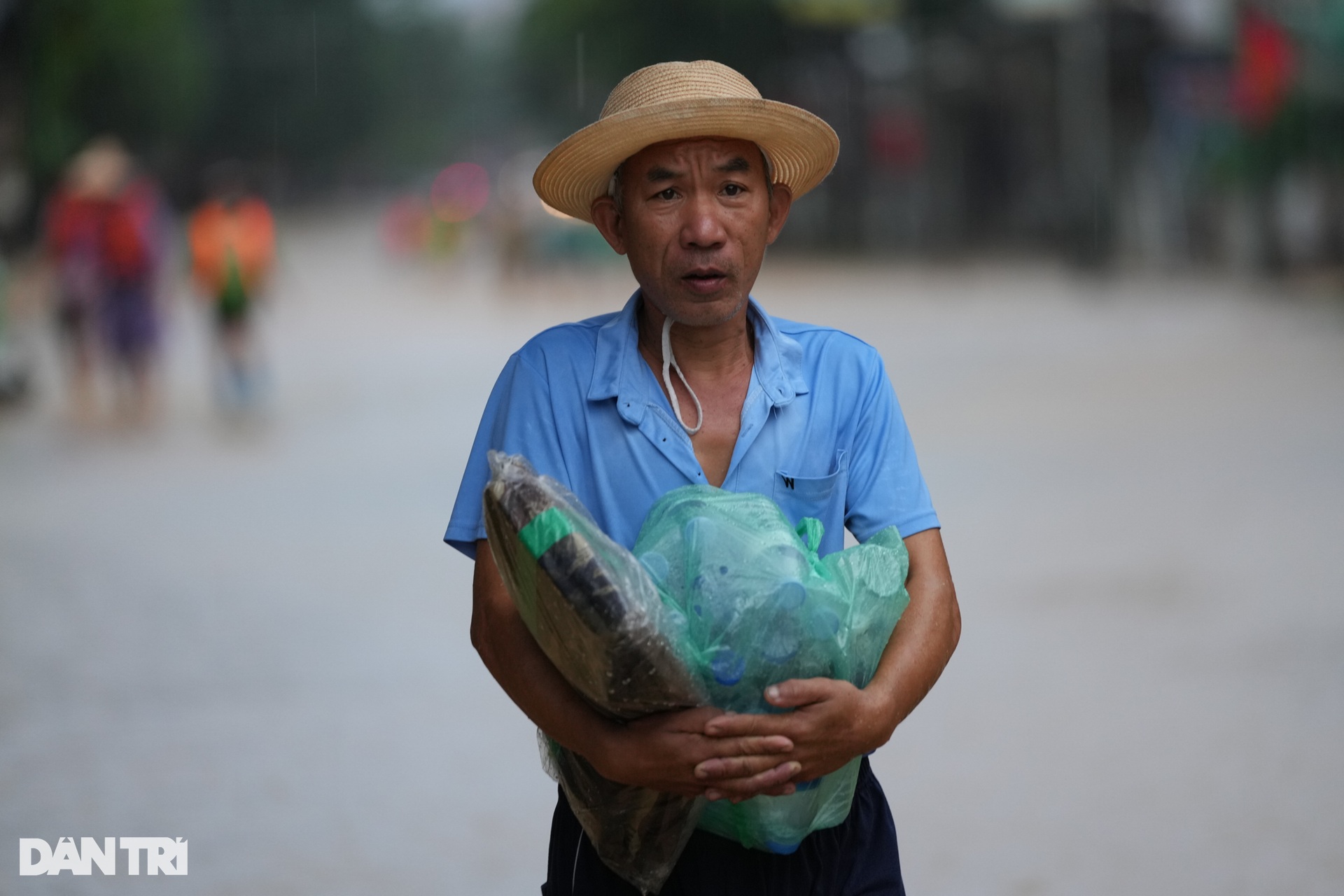 Xuyên đêm tiếp tế lương thực cho người dân vùng lũ Thái Nguyên - 6