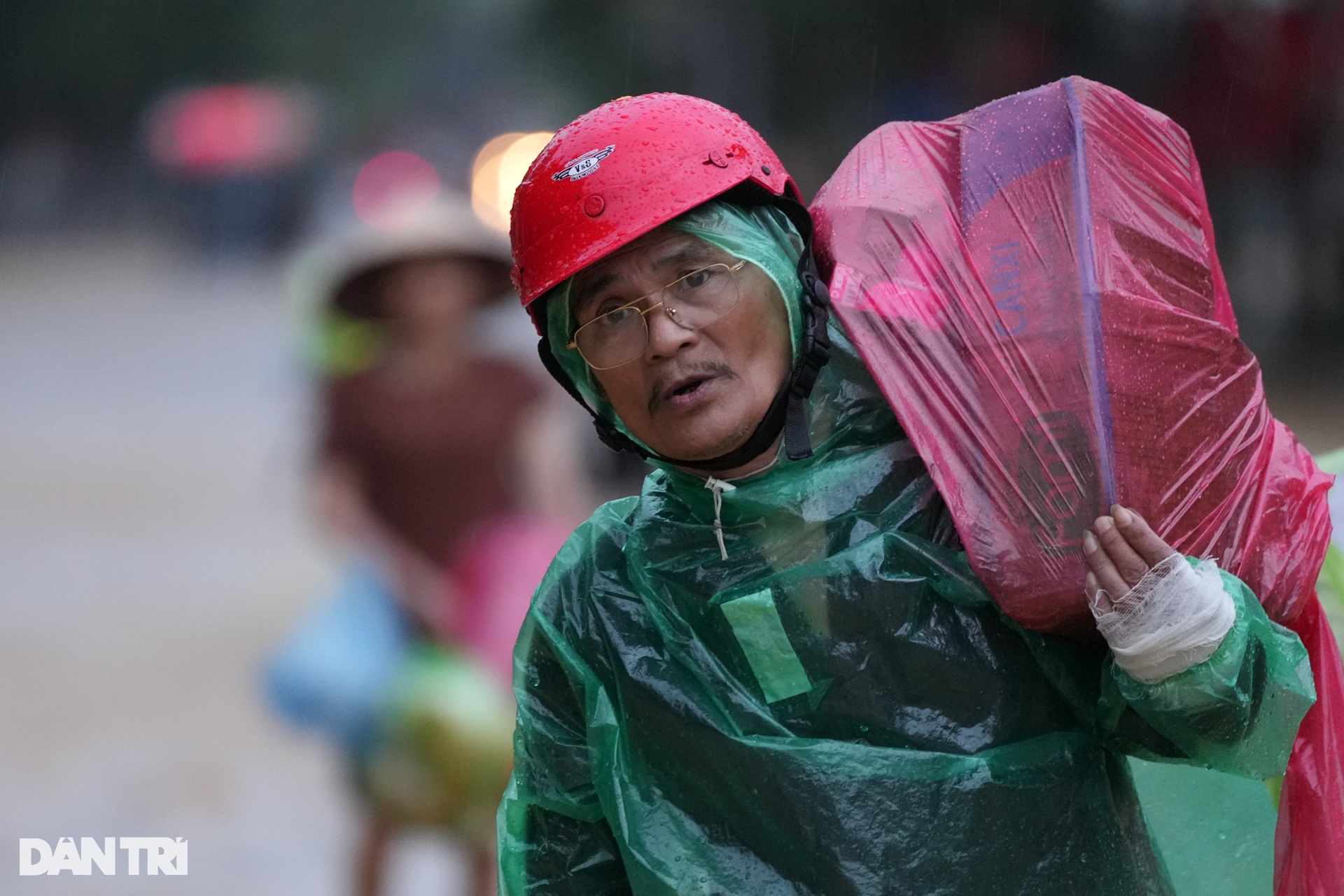 Xuyên đêm tiếp tế lương thực cho người dân vùng lũ Thái Nguyên - 1