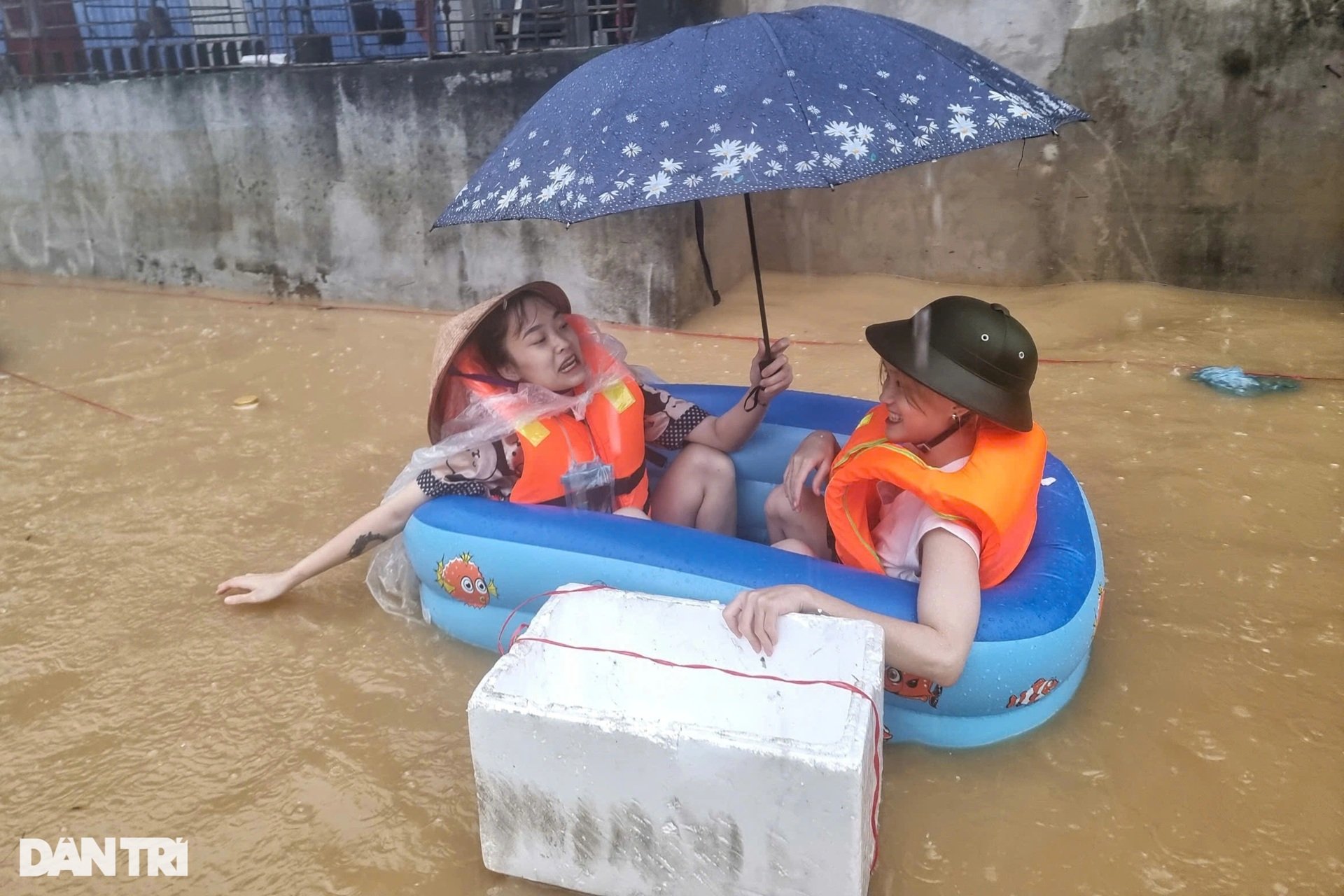 Xuyên đêm tiếp tế lương thực cho người dân vùng lũ Thái Nguyên - 8