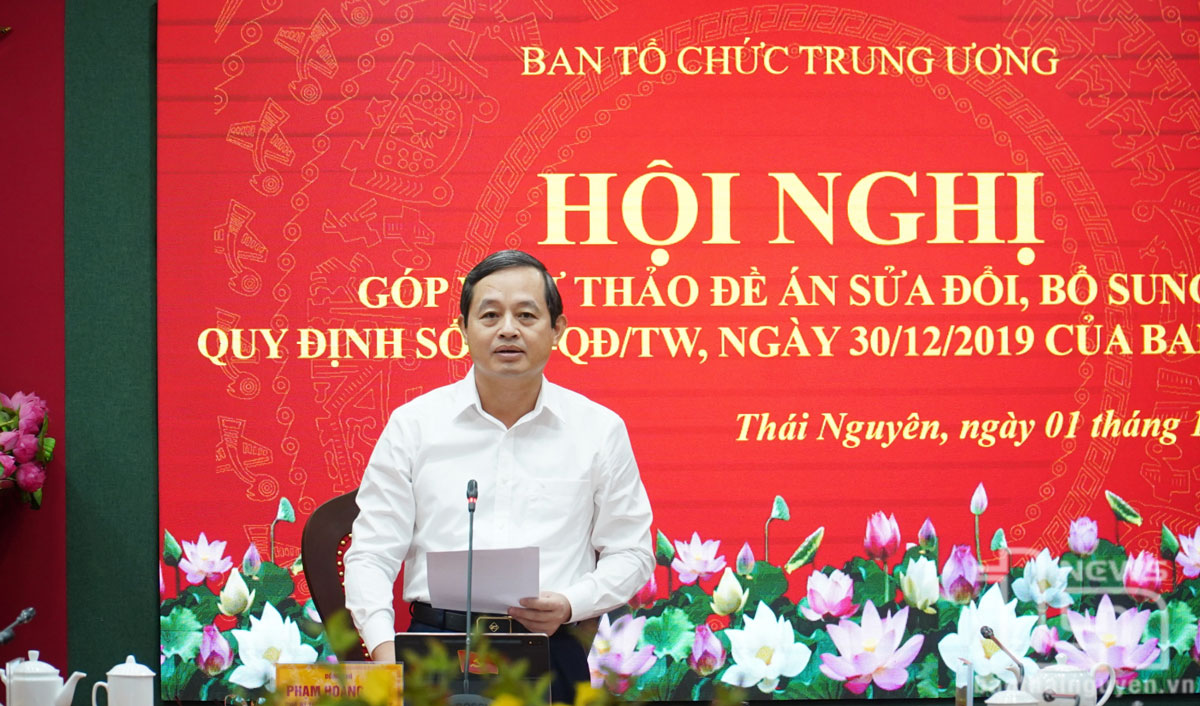 Tham gia ý kiến tại Hội nghị, đồng chí Phó Bí thư Thường trực Tỉnh ủy Thái Nguyên Phạm Hoàng Sơn báo cáo một số kết quả thực hiện Quy định 212 trong thời gian qua của Đảng bộ tỉnh Thái Nguyên; đồng thời đề nghị sửa đổi một số quy định chi tiết trong dự thảo Đề án sửa đổi, bổ sung Quy định số 212. 