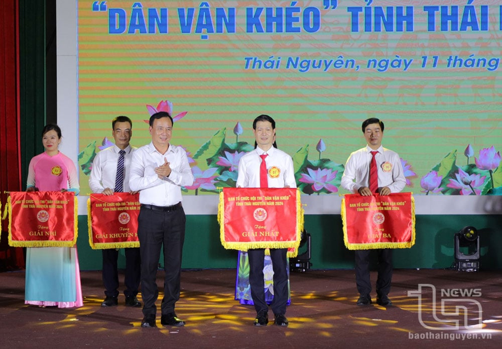 Đồng chí Nguyễn Lam, Phó Trưởng Ban Dân vận Trung ương, trao giải Nhất cho Đội TP. Thái Nguyên.