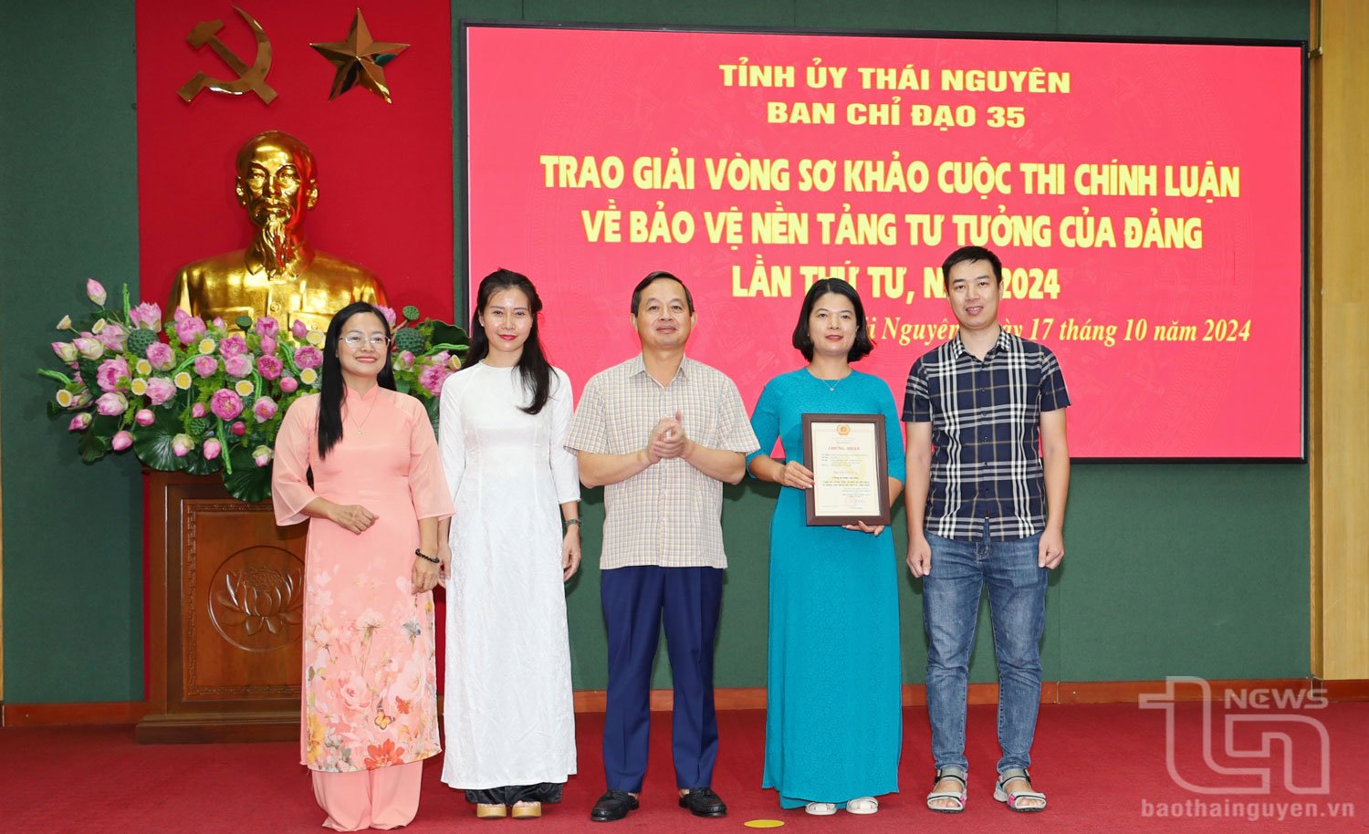 Đồng chí Phó Bí thư Thường trực Tỉnh ủy Phạm Hoàng Sơn trao giải A cho nhóm tác giả của Báo Thái Nguyên.