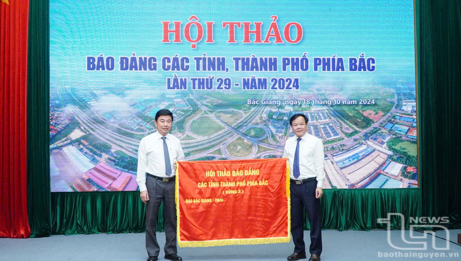 Đại diện Ban Tổ chức trao Cờ luân lưu cho lãnh đạo Báo Hà Nội Mới, đơn vị tổ chức Hội thảo báo Đảng các tỉnh, thành phố phía Bắc lần tứ 30 – năm 2025.