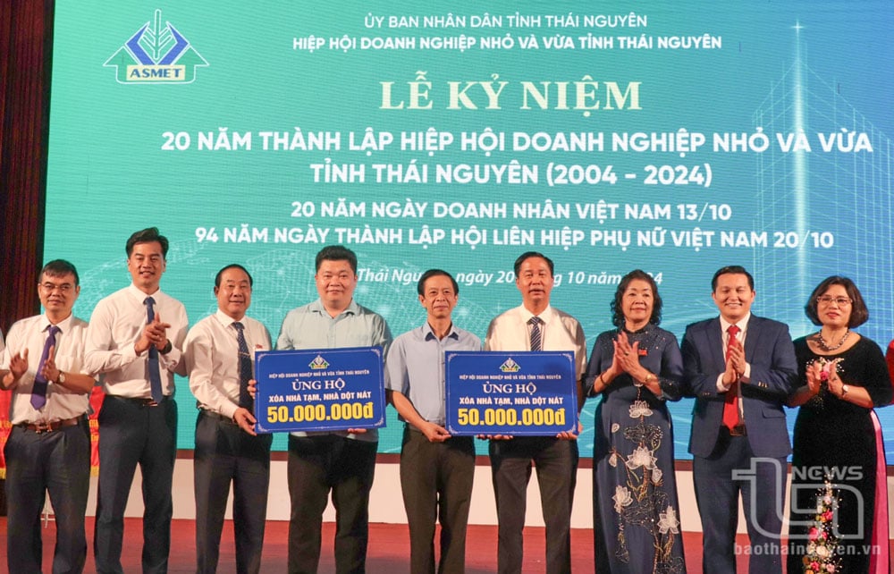 Hiệp hội Doanh nghiệp nhỏ và vừa tỉnh trao tặng Uỷ ban MTTQ tỉnh và Hội Chữ thập đỏ tỉnh 100 triệu đồng hỗ trợ xây dựng nhà đại đoàn kết, nhà nhân đạo. Ảnh: H.C