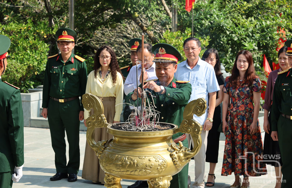 Đoàn công tác đã dâng hương tưởng niệm Chủ tịch Hồ Chí Minh tại ATK Định Hóa.