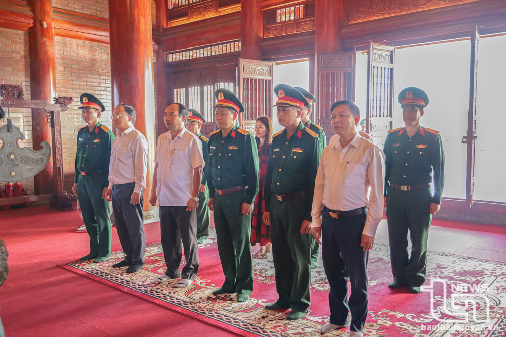 Đoàn dâng hương tại Di tích lịch sử quốc gia địa điểm lưu niệm các thanh niên xung phong Đại đội 915, Đội 91 Bắc Thái.