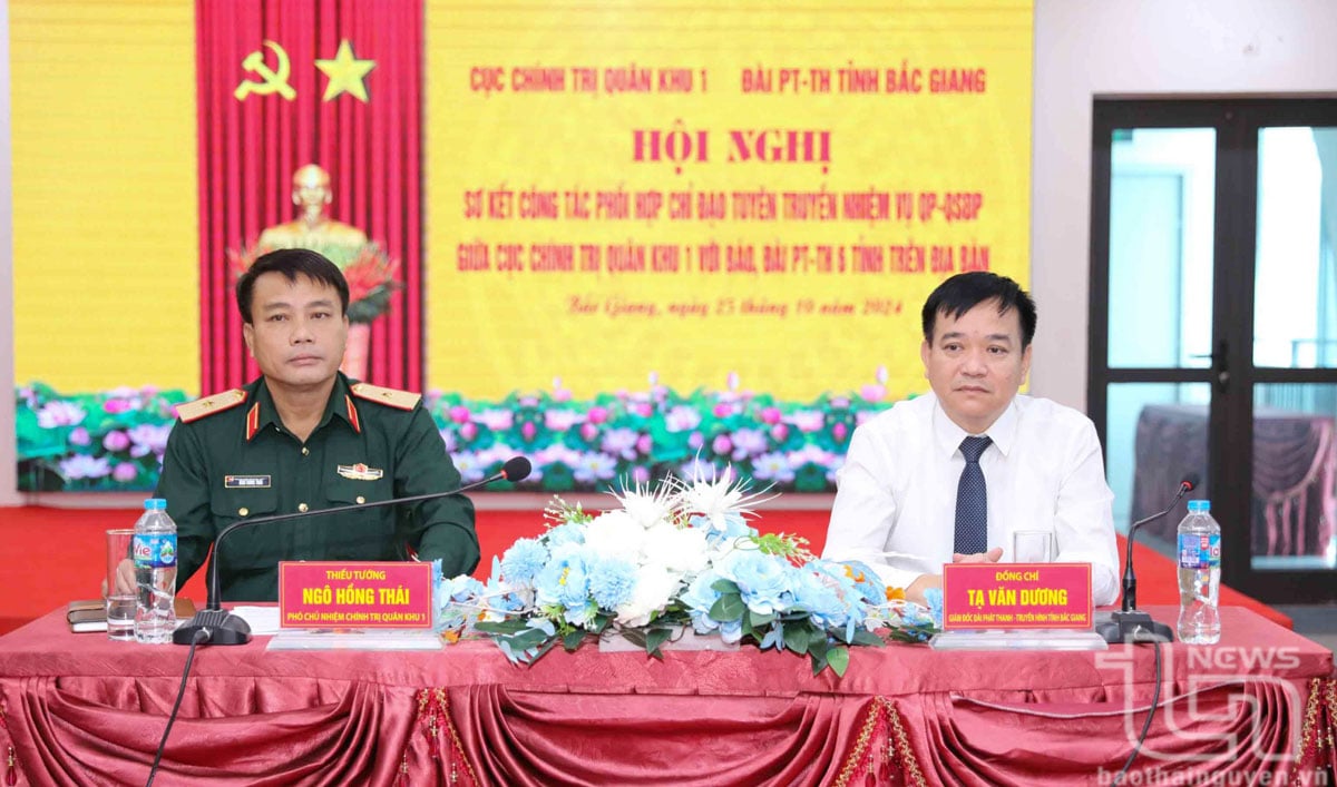 Thiếu tướng Ngô Hồng Thái, Phó Chủ nhiệm Chính trị Quân khu 1 và đồng chí Tạ Văn Dương, Giám đốc Đài Phát thanh - Truyền hình tỉnh Bắc Giang, đồng chủ trì Hội nghị.