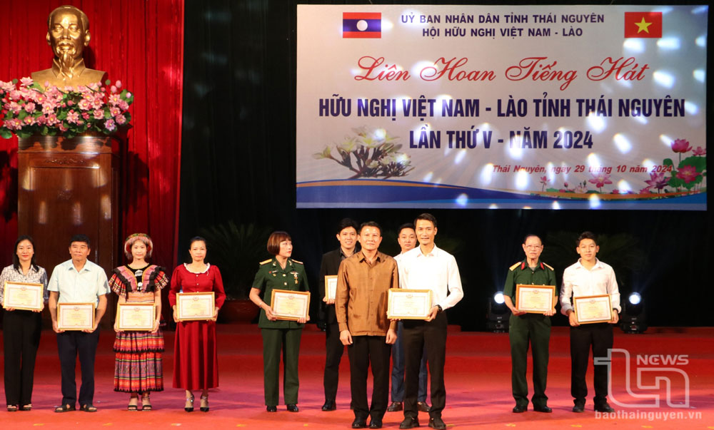 Ban Tổ chức trao giải cho các tác giải xuất sắc tham gia Liên hoan.