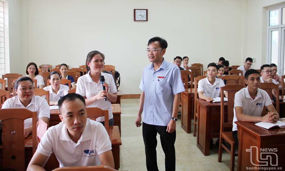 Đồng chí Nguyễn Phúc Ái, Phó Bí thư Đảng ủy, Phó Hiệu trưởng Trường Chính trị tỉnh Thái Nguyên, trong giờ giảng dạy giáo dục lý luận chính trị.