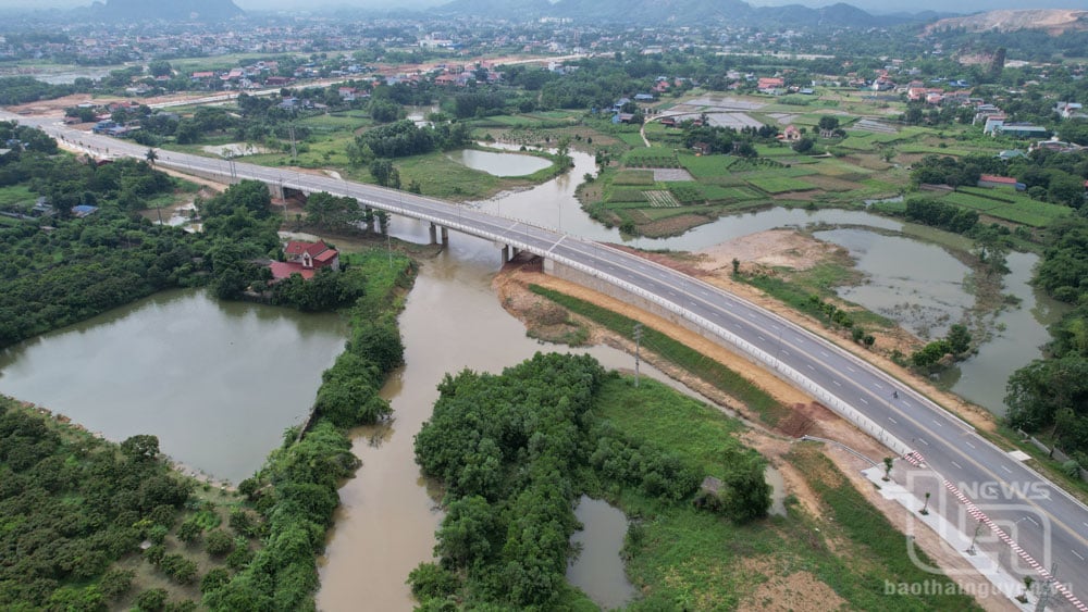 Nhờ làm tốt công tác dân vận khéo trong giải phóng mặt bằng nên cơ bản các dự án trọng điểm của TP. Thái Nguyên đều hoàn thành đúng tiến độ. Trong ảnh: Công trình cầu Mo Linh 1 hoàn thành góp phần thúc đẩy phát triển kinh tế - xã hội thành phố. Ảnh: Nguyên Ngọc