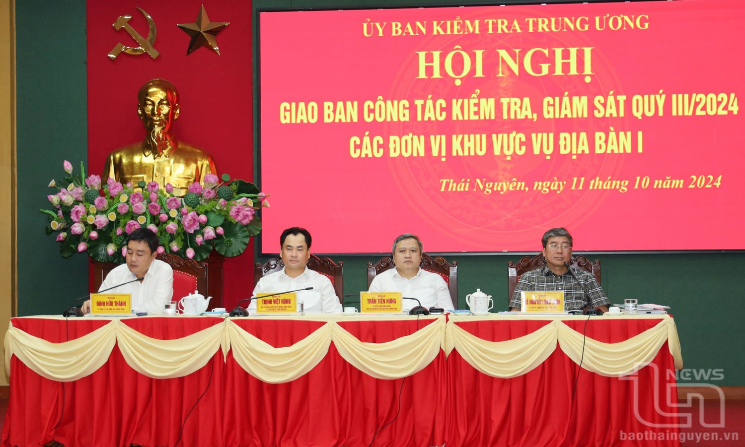 Các đồng chí: Phó Chủ nhiệm UBKT Trung ương Trần Tiến Hưng, Bí thư Tỉnh ủy Thái Nguyên Trịnh Việt Hùng và các Ủy viên UBKT Trung ương chủ trì Hội nghị.