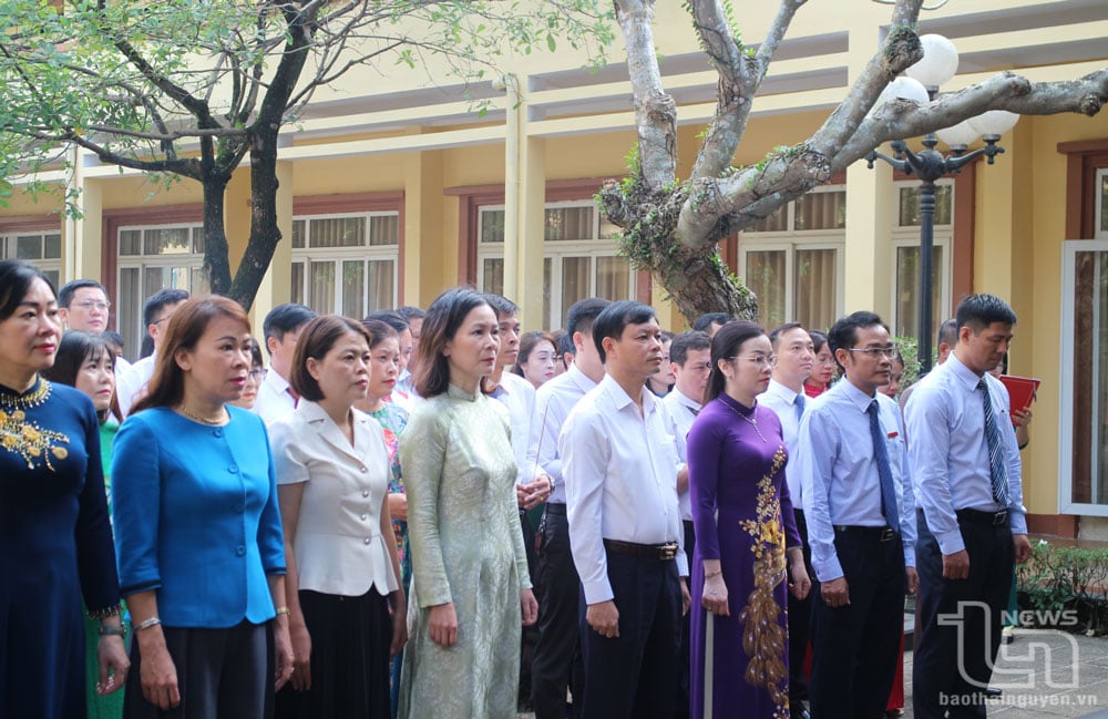 Các đại biểu và học viên dâng hương tưởng niệm Chủ tịch Hồ Chí Minh trước Lễ khai giảng.