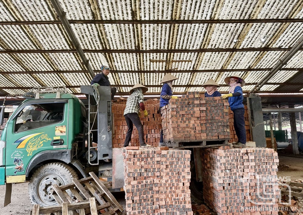 Hệ thống lò nung của Nhà máy gạch Gia Phong (ở phường Trung Thành, TP. Phổ Yên) vẫn chưa khôi phục được để đi vào sản xuất. Hiện nay, đơn vị chỉ tiêu thụ sản phẩm gạch đã sản xuất trước khi xảy ra bão lũ.