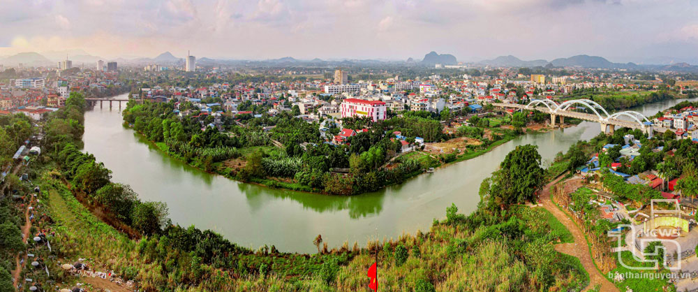 Thành phố nằm bên sông. Ảnh: Khắc Thiện