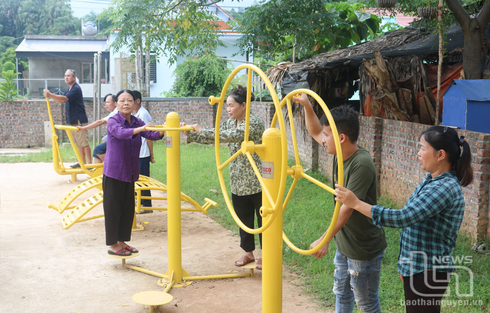 Trước sân nhà văn hóa xóm Cốc Móc, xã Linh Thông (Định Hóa) được lắp đặt một số dụng cụ thể thao cho Nhân dân tập luyện hằng ngày.