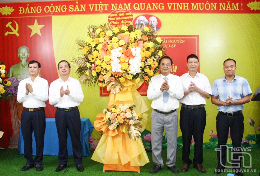 Đồng chí Phạm Hoàng Sơn, Phó Bí thư Thường trực Tỉnh ủy, Chủ tịch HĐND tỉnh và đồng chí Dương Xuân Hùng, Ủy viên Ban Thường vụ, Trưởng Ban Tổ chức Tỉnh ủy, tặng hoa chúc mừng Chi bộ Công ty TNHH Xây dựng và Thương mại Hoàng Hải (trực thuộc Đảng ủy phường Tân Lập, TP. Thái Nguyên) tại Lễ công bố quyết định thành lập Chi bộ (tháng 6-2024).