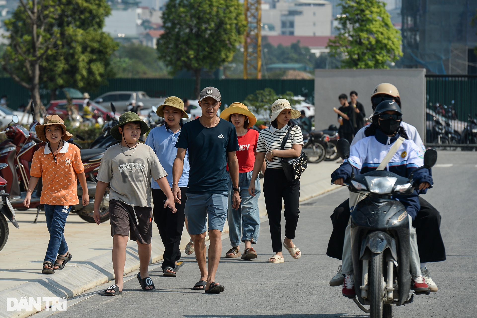 Hàng vạn người đổ về tham quan Bảo tàng Lịch sử Quân sự Việt Nam - 1