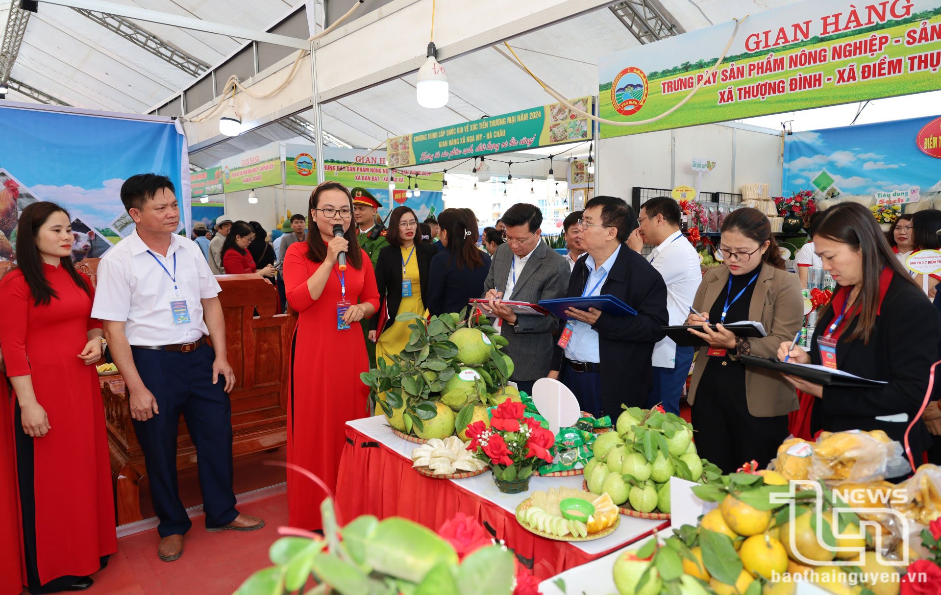 Ban Giám khảo chấm thi gian hàng đẹp.