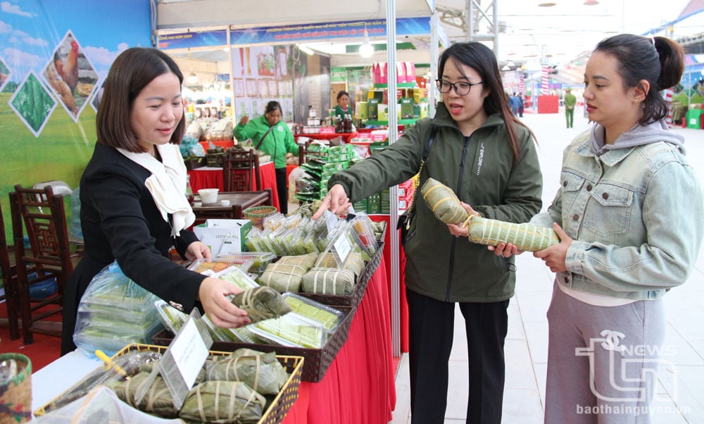 Sản phẩm chủ lực của các huyện, thành trên địa bàn tỉnh cũng tham gia trưng bày tại hội chợ.