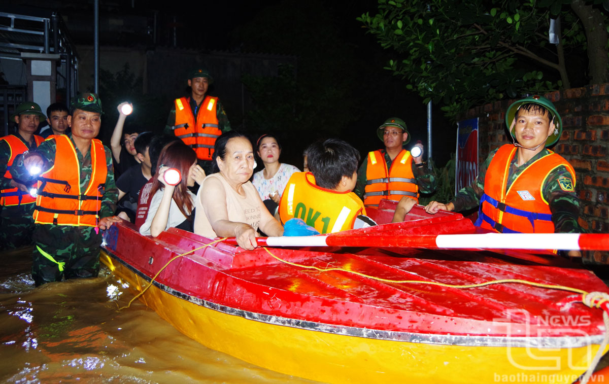 Lực lượng vũ trang tỉnh tham gia di chuyển người và tài sản ra khỏi vùng ngập lụt ở TP. Thái Nguyên trong trận lũ lịch sử tháng 9-2024.