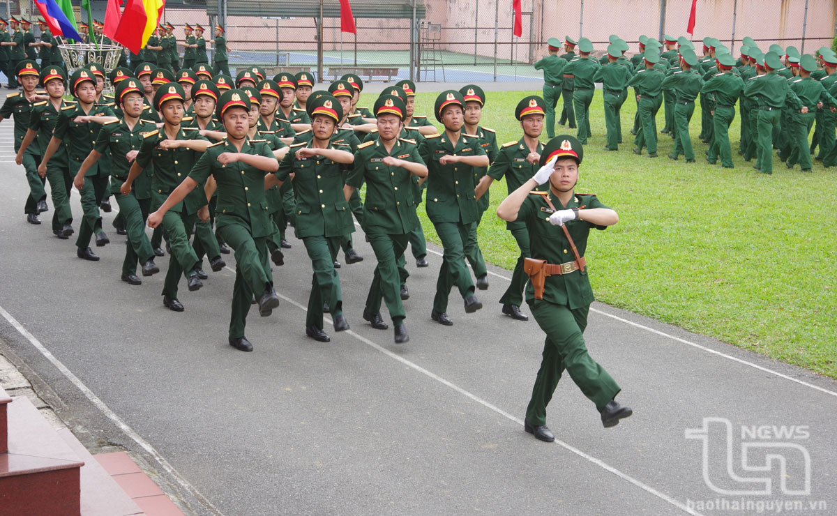 Lực lượng vũ trang tỉnh Thái Nguyên diễu binh biểu dương lực lượng.
