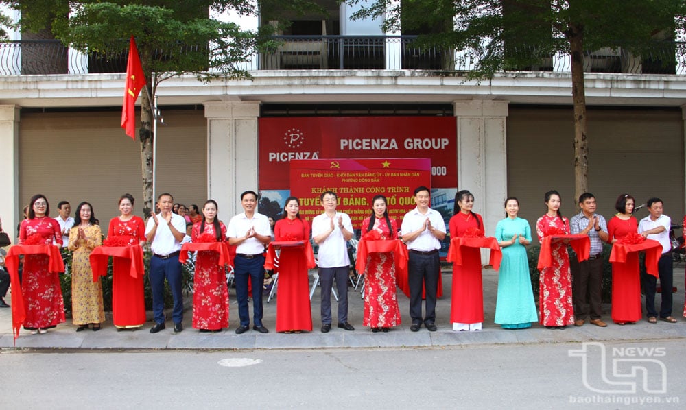 Phường Đồng Bẩm tổ chức cắt băng khánh thành tuyến đường cờ Đảng, cờ Tổ quốc tại tổ dân phố Gia Bẩy.