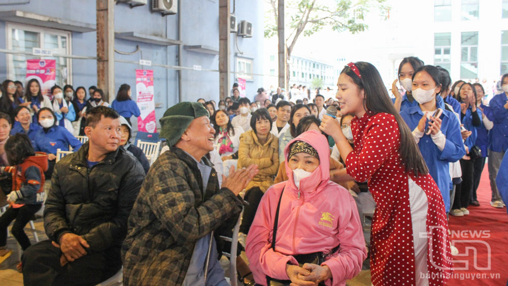 Ca sĩ Lưu Hoàng Yến Nhi (Quán quân Rapkids 2021) hát giao lưu cùng các bệnh nhân.