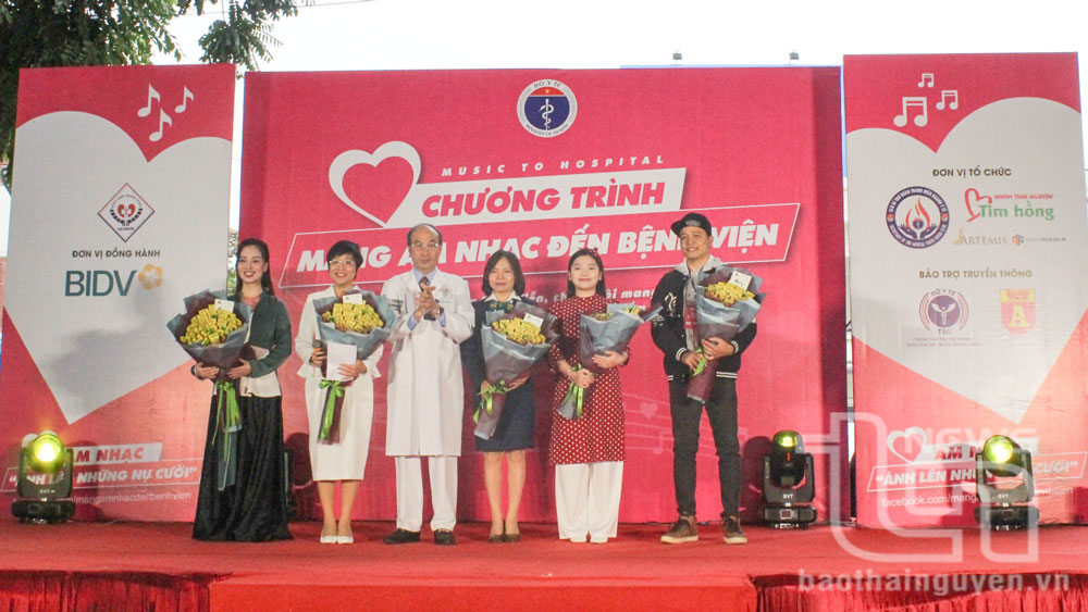 Lãnh đạo Bệnh viện Trung ương Thái Nguyên tặng hoa là những gói chè được kết lại cho Ban Tổ chức, các nhà tại trợ Chương trình.