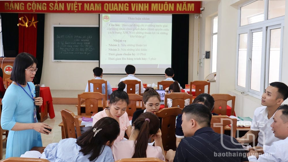 Giảng viên áp dụng phương pháp làm việc nhóm và ứng dụng công nghệ thông tin trong giảng dạy.