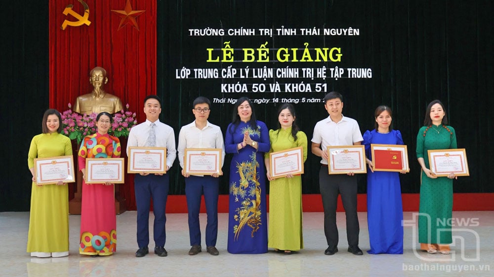 Lãnh đạo Nhà trường khen thưởng học viên có kết quả học tập xuất sắc.