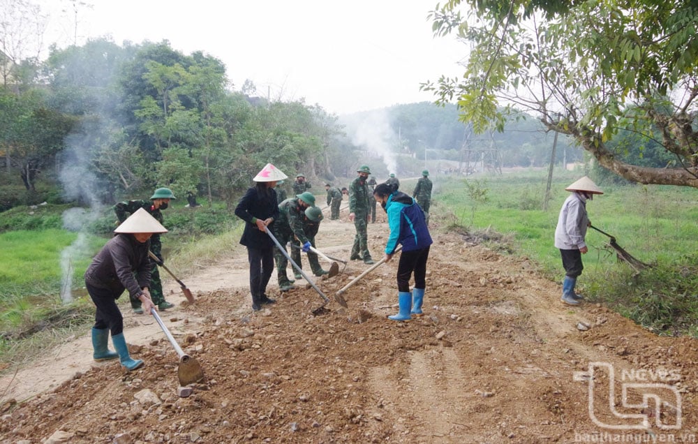 Nhân dân tổ dân phố Luông (thị trấn Hóa Thượng, Đồng Hỷ) cùng bộ đội Lữ đoàn 601 san lấp mở rộng đường khu dân cư.