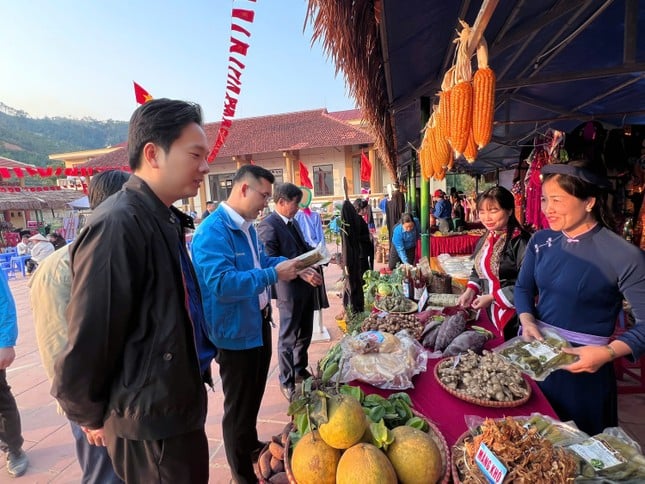 Về Quảng Ninh xem các 'bóng hồng' diện váy đá bóng ảnh 11