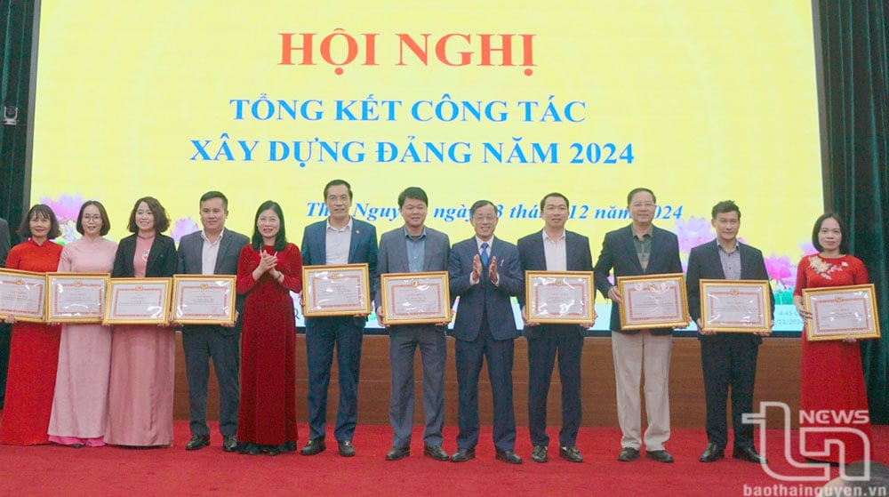 Khen thưởng các đảng viên hoàn thành xuất sắc nhiệm vụ giai đoạn 2021-2024.